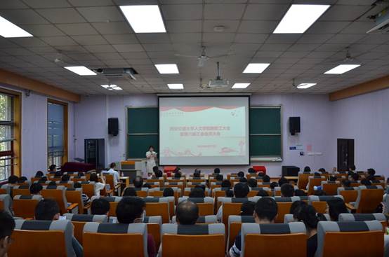 房间里有许多椅子低可信度描述已自动生成