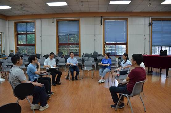 餐厅里的人们中度可信度描述已自动生成