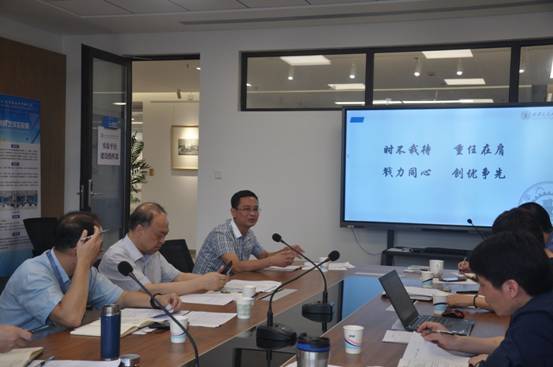 会议室里的人们描述已自动生成